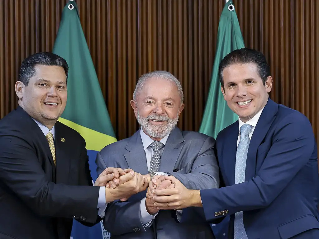Presidente da República, Luiz Inácio Lula da Silva, acompanhado do presidente do Senado Federal, Davi Alcolumbre (e) e do presidente da Câmara dos Deputados, Hugo Motta (d). Foto: Ricardo Stuckert/PR.