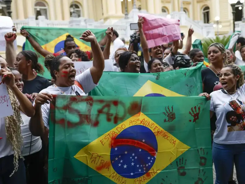 Rio de Janeiro (RJ), 29/10/2025 - Protesto contra a operação policial que deixou mais de 119 pessoas mortas no Complexo da Penha, em frente ao Palácio Guanabara, sede do governo do Estado. Foto: Fernando Frazão/Agência Brasil.