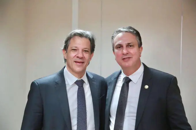 Ministros Fernando Haddad e Camilo Santana. Até o dia 31 deste mês de dezembro, Portaria Interministerial MEC/FAZENDA deve dizer quanto será o reajuste do magistério para 2026. Foto/reprodução.