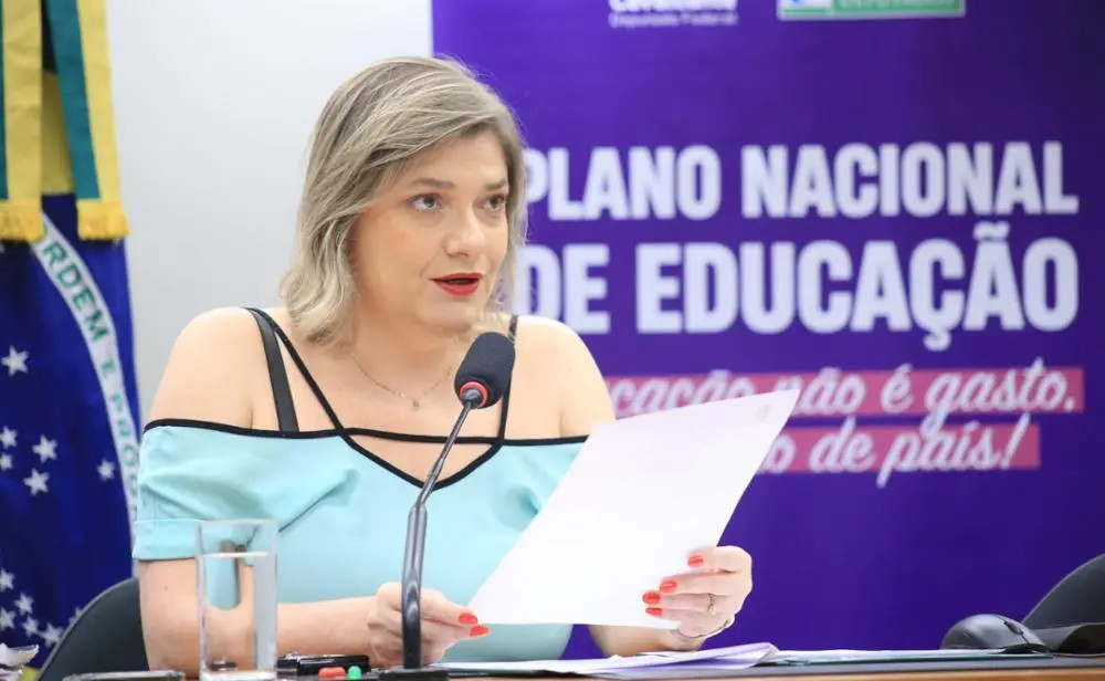 Deputada professora Luciene Cavalcante (PSOL-SP). Além desse PL em tela, parlamentar é autora de várias outras iniciativas a favor dos profissionais da educação, sobretudo na defesa do piso nacional do Magistério.